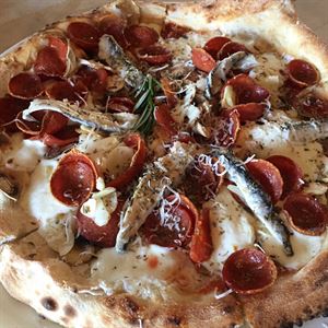 fresh anchovy pizza