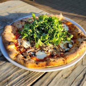 bolinas pizza with arugula